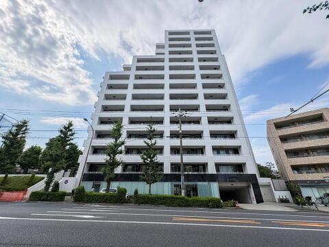 空に映えるモダンなデザインのマンション。広々としたバルコニーは、お子様との遊びや家族の団らんの場として最適です。