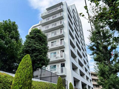 青空に映える白を基調とした清潔感あふれる外観。緑豊かな環境で、家族の笑顔が輝く明るい毎日を過ごせます。