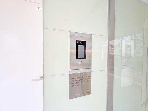 洗練されたデザインのオートロックエントランスが、ご家族の安全な暮らしをしっかりと守ります。来客時も安心、快適な毎日をお過ごしいただけます。