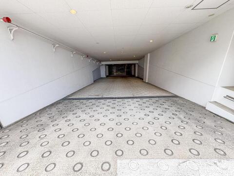 雨の日も安心の屋内駐車場。お子様との外出時もスムーズに乗り降りでき、荷物の積み下ろしも楽々。家族のカーライフを快適にサポートします。