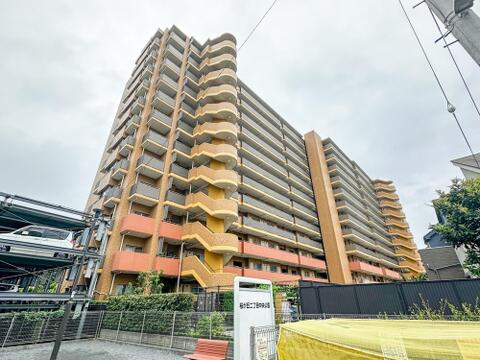 住む人を映し出す洗練された佇まいは、いつまでも輝き続けながらいつしか街の風景に溶け込んでいきます。