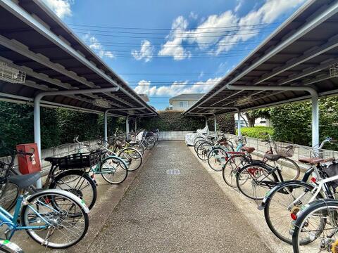 駐輪スペースを備えたマンション。日常の移動手段として自転車をいつでも活用しやすい便利な環境です。