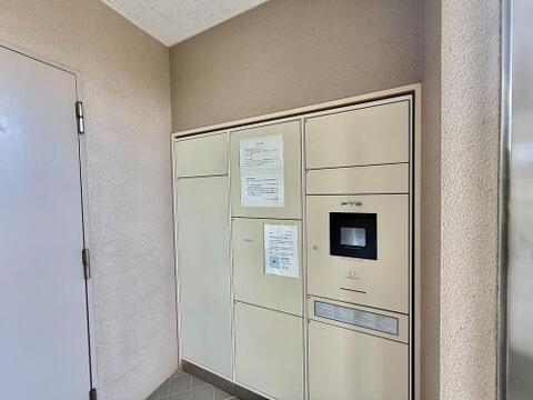 日中お留守のことが多い方でも安心。宅配ボックスがあるので、帰宅後に自分のタイミングで荷物を取り出せます。