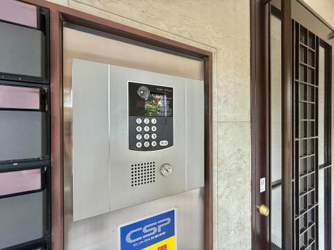 オートロック付きのエントランスで、住まいのセキュリティがしっかりと確保されています。訪問者の確認ができる安心の設備が、毎日の生活に安全な環境をもたらします。