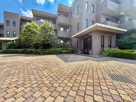 重厚感のある住まいの外観は、住む人に安心感をもたらします。シックな色合いが特徴で、落ち着いた雰囲気の中に温かみを感じるデザイン。長く愛着が持てる外観が魅力の住まいです。