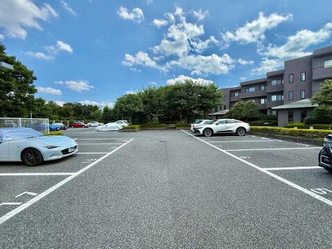 広さがしっかりと確保されたカースペースは、車を持つご家庭にとって嬉しいポイント。荷物の積み下ろしがスムーズで、日常の使い勝手が良く、生活の利便性を高めてくれます。