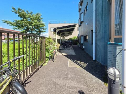 屋根付きの駐輪場が設けられ、大切な自転車を雨や汚れから守ります。敷地内は歩行スペースも確保され、住まう方が毎日気持ちよく利用できるよう配慮された共用空間です。日々の暮らしを快適に支えます。