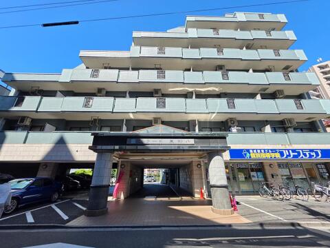令和3年に大規模修繕工事が実施された外壁タイル貼りのマンションです。東村山駅徒歩3分の利便性に加え、オートロックや宅配BOXなど共用設備も充実しています。