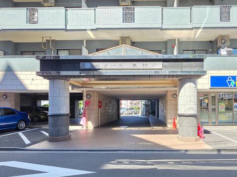 重厚感のあるエントランスアプローチが住まう方や訪れる方を迎えます。オートロックを備えた共用部は管理も行き届き、東村山駅徒歩3分の利便性と安心感を兼ね備えたマンションです。