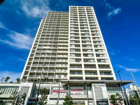 小田急線「向ヶ丘遊園」駅徒歩2分の好立地にそびえるランドマークタワー。ゆとりある87.01平米の3LDKは充実のリフォーム内容で一新されます。商業施設も揃う、上質な暮らしをぜひ現地でご体感ください。