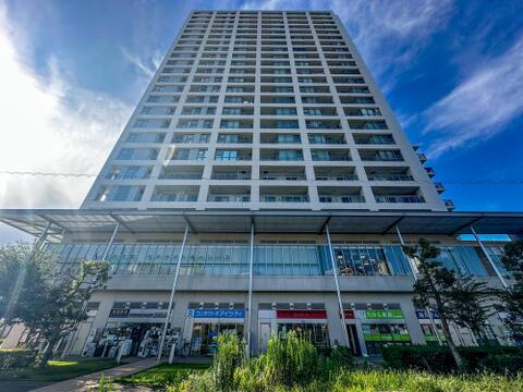 駅徒歩2分のランドマークタワー。下層階には便利な施設が揃い、日常のお買い物や通院もスムーズです。87.01平米の広々3LDKはリフォームで美しく生まれ変わります。利便性と快適さを兼ね備えた住環境。