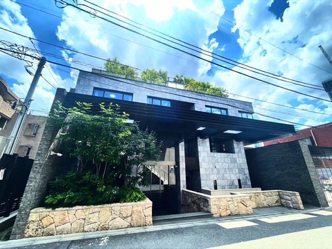 その邸が魅せる、気品・上質・重厚感は訪れた者に安らぎを与えます。