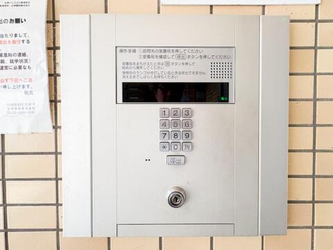 オートロック付きのエントランスで、住まいのセキュリティがしっかりと確保されています。訪問者の確認ができる安心の設備が、毎日の生活に安全な環境をもたらします。