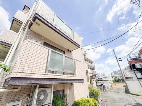 ナチュラルカラーを基調とした優しい雰囲気の外観。木質感を取り入れた温もりある外壁デザインが、家族が帰ってくる場所にふさわしい温かみを丁寧に演出します。