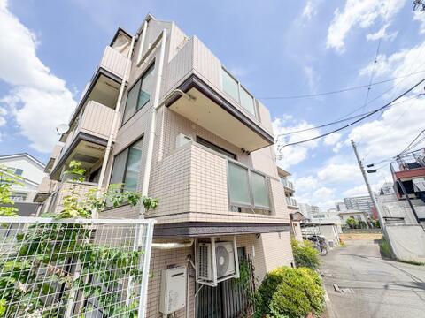 落ち着いた住宅環境に位置するマンション。周辺の街並みに馴染む外観が印象的で、穏やかで良質な住環境が日常生活にゆとりある深い安らぎをいつももたらします。