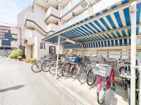 駐輪スペースを備えたマンション。日常の移動手段として自転車をいつでも活用しやすい便利な環境です。2台所有など駐輪に関するご要望があれば管理会社へ確認をさせていただきます。