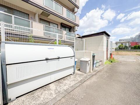 ゴミ置場が敷地内に設置され、住民が便利に利用できるよう配慮されています。管理が行き届いており、清潔に保たれているため、安心して快適に利用できる環境が整っています。