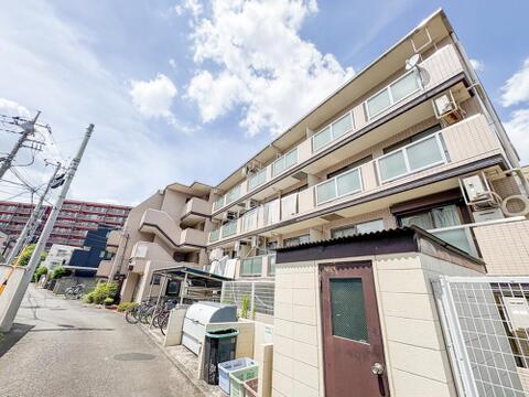 明るい色調とシンプルなデザインが印象的な建売住宅の外観。清潔感が漂い、季節の移り変わりとともに美しい表情を見せる家です。長く愛されるデザインで、住む人に安心感と快適さを与えてくれます。