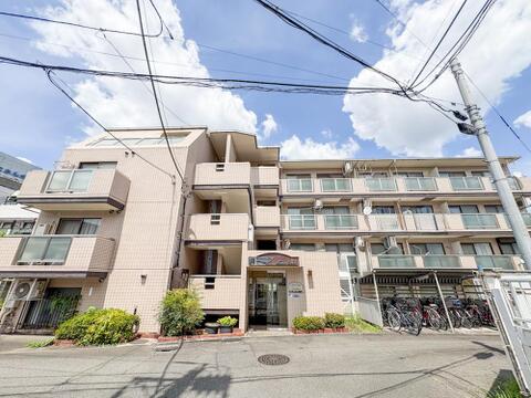 最寄り駅まで徒歩10分以内の使いやすい立地。無理なく歩いて駅にアクセスできる距離感は、毎日の通勤・通学を快適にし、日常生活の利便性を高めます。