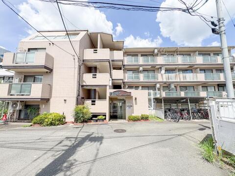 長い年月を経た重厚な風格ある佇まいのマンション。歴史を重ねてきた建物ならではの落ち着いた雰囲気が、住まいに独自の安心感と深みある趣をもたらします。