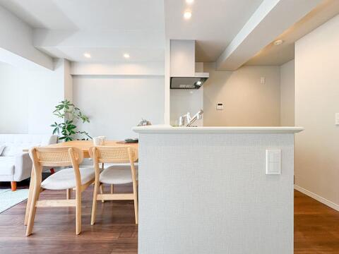 対面式システムキッチンは、開放感があり、会話をしながら料理ができる贅沢な空間。ゆとりのある広さが使い勝手を高め、豊富な収納があるため、調理器具や食材もすっきり整理。毎日のキッチン時間が快適です。