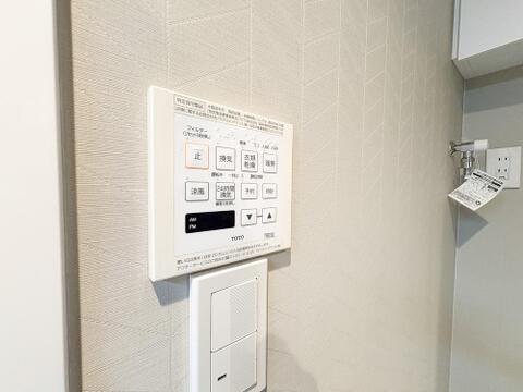 浴室乾燥機が備わり、天気を気にせず洗濯物を干せる便利な住まい。雨の日や花粉の多い季節も室内干しができるため、外出の多い方や小さなお子様がいるご家庭にもおすすめです。浴室のカビ対策にも役立ちます。