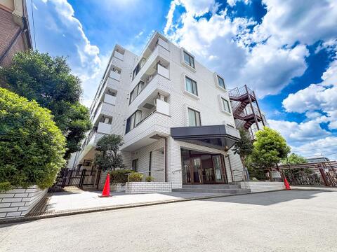 落ち着いた色調とデザインが特徴の外観は、住む人の心を和ませる上品な佇まい。高級感と清潔感が漂い、安心して暮らせる住環境を実感できます。