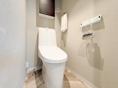 清潔感のあるトイレは、シンプルでモダンなデザインが魅力です。広めのスペースでゆったりと使えるため、毎日の生活がより快適に。綺麗だからこその心地よさを感じられる空間です。