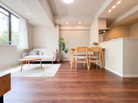 明るい光がたっぷり降り注ぐリビングは、くつろぎの時間を過ごすのにぴったりの空間です。ゆったりとした広さと落ち着きがあり、自然と笑顔が生まれるひとときを楽しむことができます。