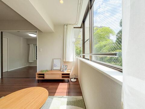 明るい光がたっぷり降り注ぐリビングは、くつろぎの時間を過ごすのにぴったりの空間です。ゆったりとした広さと落ち着きがあり、自然と笑顔が生まれるひとときを楽しむことができます。