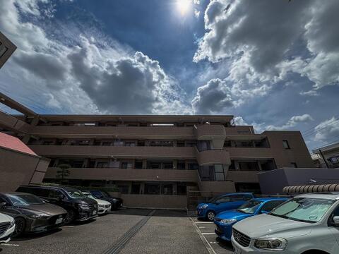 マンション敷地内にカースペースを完備。※最新の空き状況は、管理会社等にご確認させて頂きます。