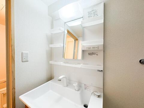 脱衣所に完備された洗面化粧台。朝の身支度や入浴前後に全身を確認することができる為、ストレスなく快適に使用できます。
