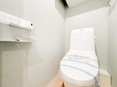 ウォシュレット機能付きトイレで、毎日の暮らしがより快適に。温水洗浄で清潔感が保たれ、家族全員が心地よく使える設備が整っています。お掃除も楽になり、快適な住まいをサポートします。