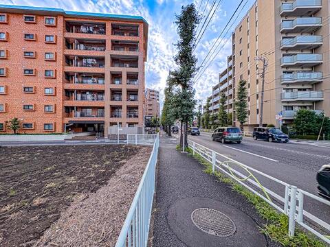落ち着いた色調とデザインが特徴の外観は、住む人の心を和ませる上品な佇まい。高級感と清潔感が漂い、安心して暮らせる住環境を実感できます。