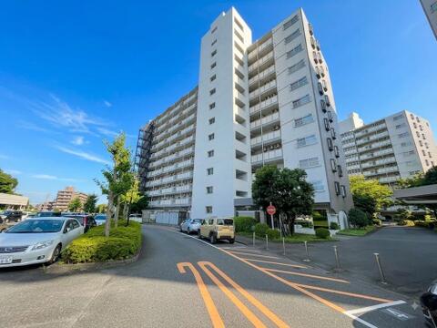 現地(2026年8月)撮影。徒歩圏内にスーパーがある便利な立地です。日常の買い物がしやすく、食品や日用品の購入に手間がかかりません。生活の利便性が高い住環境です。