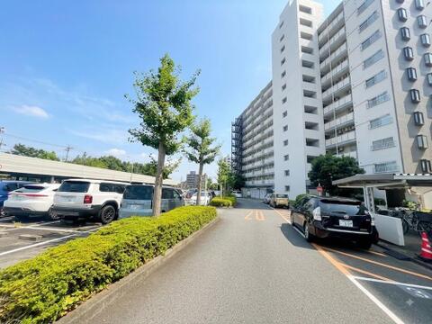 現地(2026年8月)撮影。通学しやすい立地に位置する住まいです。お子様の毎日の通学が負担になりにくく、家族みんなが暮らしやすい住環境が整っています。