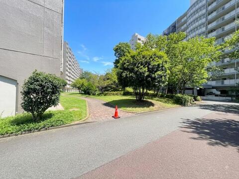 現地(2026年8月)撮影。最寄り駅まで徒歩5分以内の好立地。駅近の利便性が通勤・通学の時間を短縮し、雨の日も負担が少なく、忙しい毎日をスムーズにサポートする恵まれた住環境です。