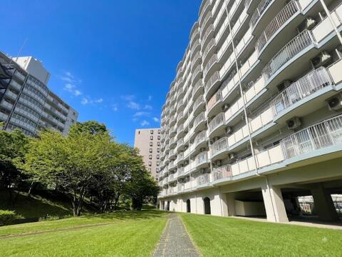 現地(2026年8月)撮影。長い年月を経た重厚な風格ある佇まいのマンション。歴史を重ねてきた建物ならではの落ち着いた雰囲気が、住まいに独自の安心感と深みある趣をもたらします。