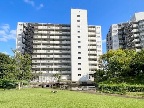 現地(2026年8月)撮影。総戸数の多い大規模マンションは管理体制が充実しており、共用施設も豊富に整備されています。住民同士のコミュニティが形成されやすく、安心感のある暮らしが実現します。