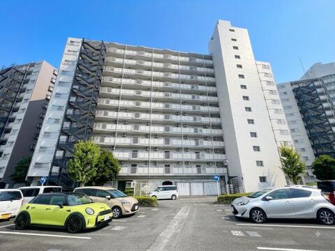現地(2026年8月)撮影。充実した共用設備と良好な管理状態が、日々の暮らしの質を高めるマンション。コンシェルジュサービスや宅配ボックスなど、現代の生活に寄り添う設備が整っています。
