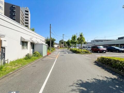 現地(2026年8月)撮影。駅近で生活利便施設も充実したエリアに位置するマンション。通勤・通学・買い物など日常のあらゆるシーンで利便性の高さを実感できるライフスタイルが実現します。