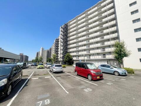 駐車場付きのマンションで、自家用車の利用がいつでもスムーズです。駐車場の設備がしっかりと整っており、車通勤や日常のドライブを毎日快適にサポートします。