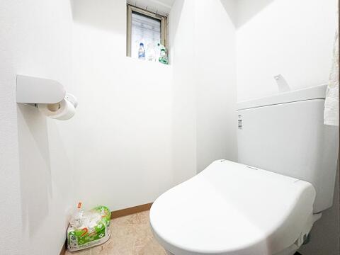 レストルームには嬉しい小窓を完備。明るい光を取り込む採光性はもちろん、サッと換気ができて清潔な空間を保てます。爽やかで居心地の良い快適なトイレ空間です。