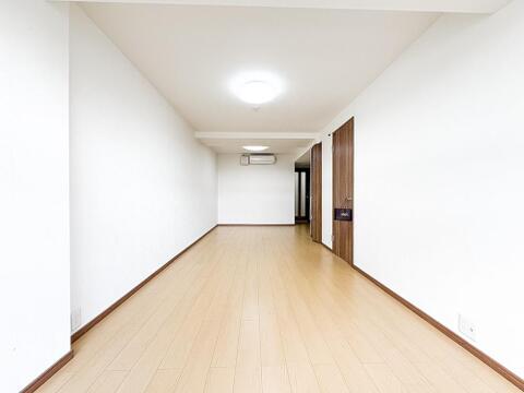 LDKのメインとなる大きな窓。大きめの開口部から暖かい日差しが長い時間射し込みます。天気の良い日は是非窓を開けて風通しの良さもご体感下さい。明るいLDKがご家族団欒の時を包みます。