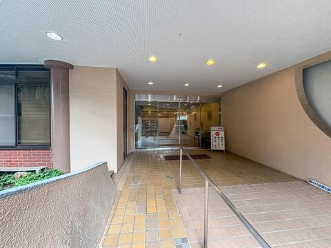 マンションに住まう人をいつも暖かく迎えてくれるような、優しい温もりが漂っています。