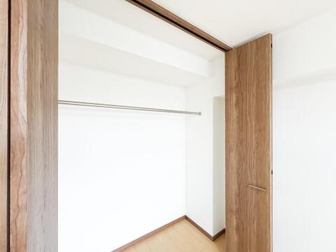 たっぷりと荷物が入るクローゼット。画像と現地では大きさ、広さの感覚が違います。是非、ご自分の目で確かめてください。