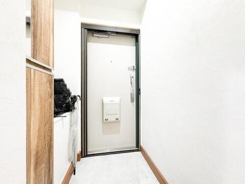 温かみのある木目調シューズボックスが映える明るい玄関。鍵や小物を置ける使い勝手の良いカウンターもございます。家族やゲストを爽やかに迎える清潔感溢れる空間です。