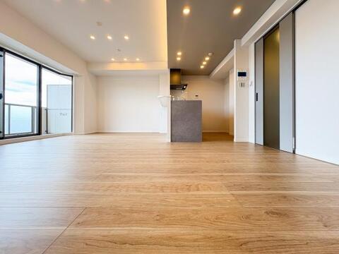 大きな窓を設けた採光重視のリビング。陽光が降り注ぐ明るい空間は、家族が一日中快適に過ごせる居心地の良い場所です。光に満ちた豊かな暮らしをお届けします。
