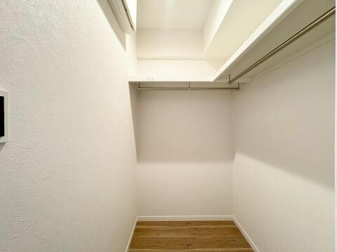 大型のウォークインクローゼットは、衣類から大型荷物までたっぷり収納できます。居室がすっきりと保てるため、日々の生活がより快適で使いやすくなっています。