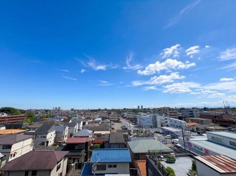 上層階ならではの眺望が楽しめる住まいです。日常の目線より高い位置からの景色は住まいに開放感と彩りを与えます。採光も良好で明るい室内環境です。
